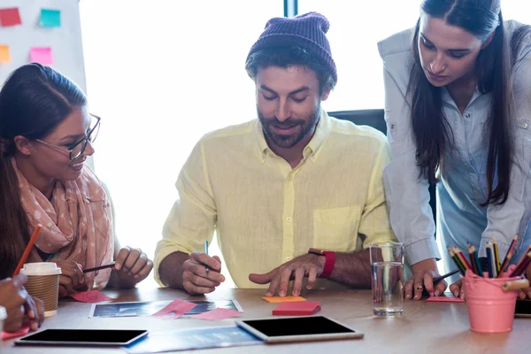 Designer treffen sich gemeinsam — Stockfoto