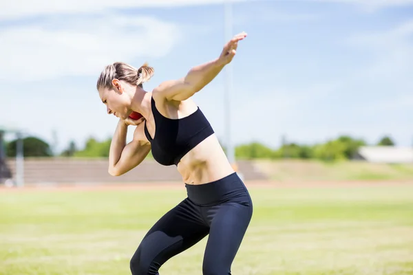 Mujer atleta preparándose para lanzar tiro poner pelota — Foto de Stock