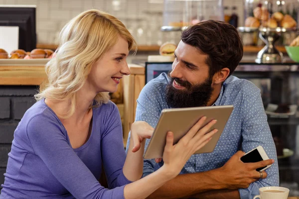 Casal usando computador tablet — Fotografia de Stock