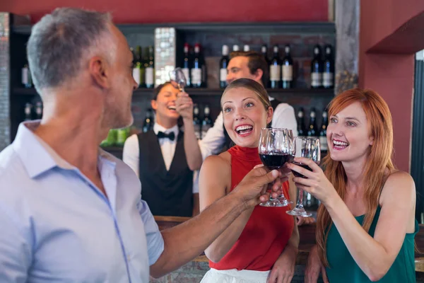 Amis griller avec un verre de vin — Photo