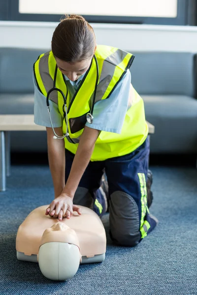 Paramédico feminino durante o treinamento de ressuscitação cardiopulmonar — Fotografia de Stock