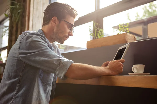 Homme utilisant une tablette assise — Photo