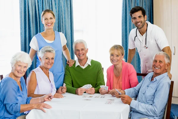 Seniors playing cards — Stock Photo, Image