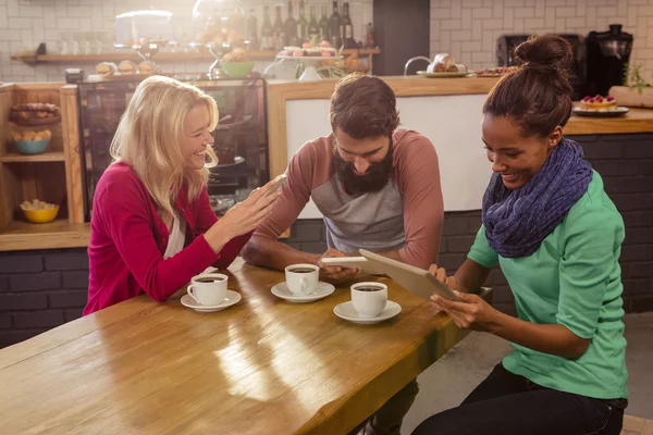 Vrienden met behulp van technologie vergadering — Stockfoto