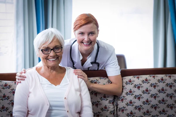 Portrait of smiling doctor and patient — Stock Photo, Image