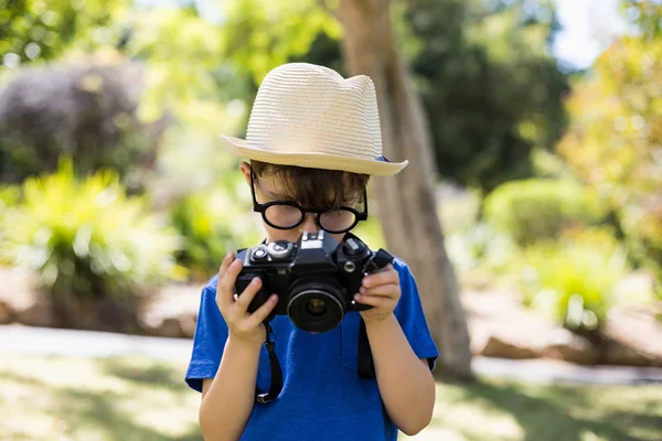 Pojke kontroll ett fotografi i kameran — Stockfoto