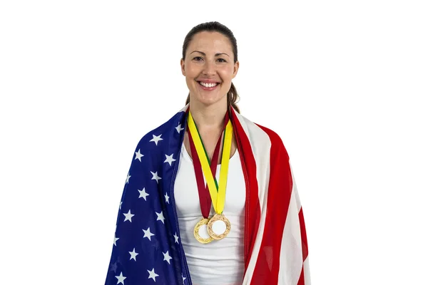 Sportovec pózuje s americkou vlajkou a zlatých medailí kolem jeho nec — Stock fotografie