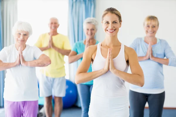 Instruktör utför yoga med seniorer — Stockfoto