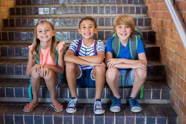 Lächelnde Schulkinder im Treppenhaus — Stockfoto