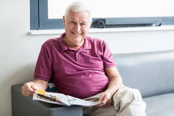 Uomo anziano che legge il giornale — Foto Stock