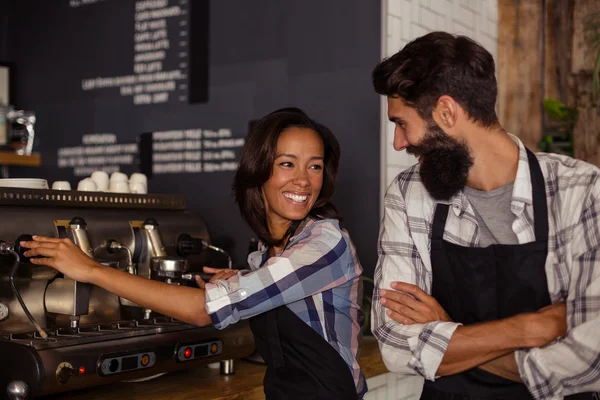 Två servitörer med kaffebryggare — Stockfoto