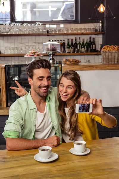 Divertente coppia prendere un selfie — Foto Stock