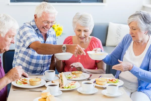 Senioren samen na de lunch — Stockfoto