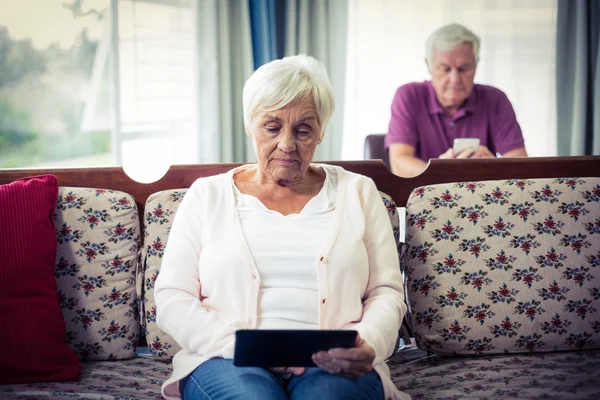 Mulher idosa usando tablet digital — Fotografia de Stock