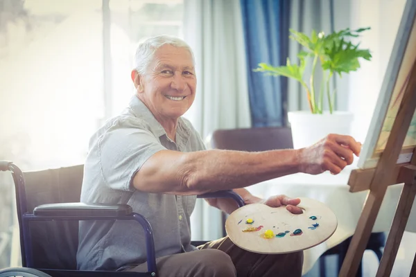 自宅絵幸せの年配の男性 — ストック写真