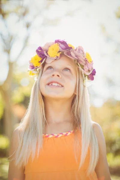 Молодая девушка смотрит вверх и улыбается в парке — стоковое фото
