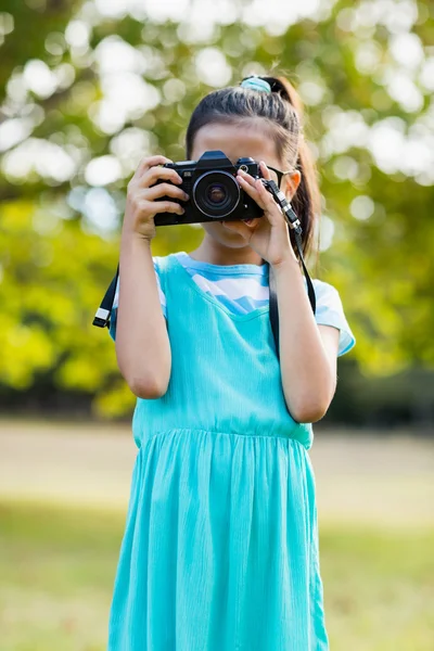 Lány kattintva fénykép fényképezőgép — Stock Fotó