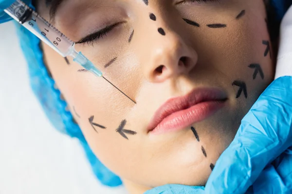 Woman receiving botox injection on lips — Stock Photo, Image