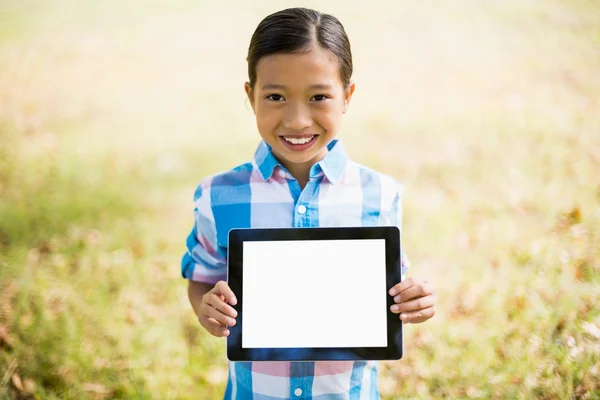 Dívka zobrazeno tablet v parku — Stock fotografie