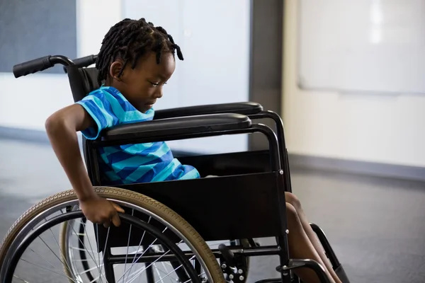 Écolier assis sur fauteuil roulant — Photo