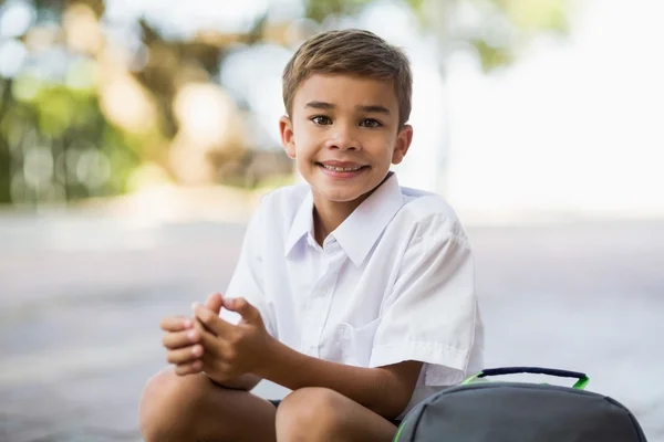 School jongen zitten in campus — Stockfoto