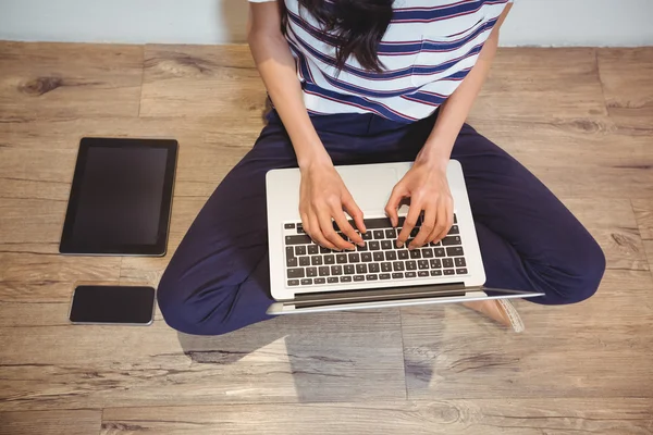 Empresaria escribiendo en el ordenador — Foto de Stock