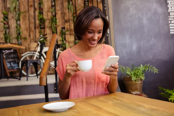 Kvinnan dricka kaffe med smartphone — Stockfoto