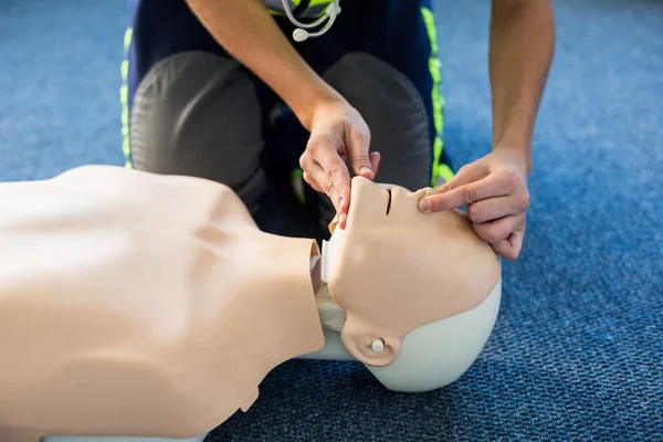 Paramedico durante l'allenamento di rianimazione cardiopolmonare — Foto Stock