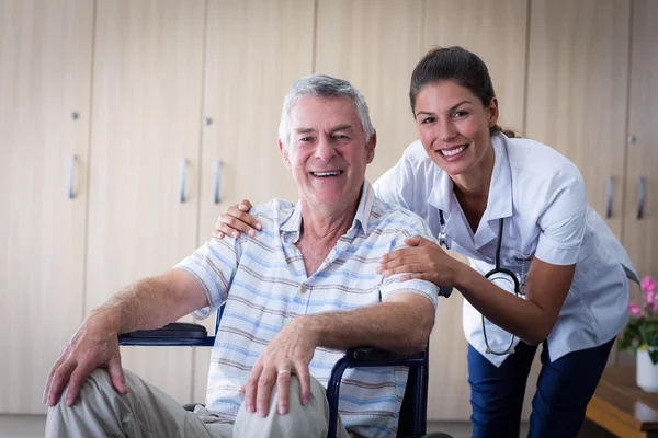 Усміхнений старший чоловік і жінка-лікар — стокове фото