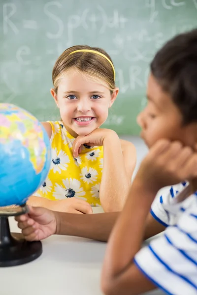 Schoolkinderen met globe in klas — Stockfoto