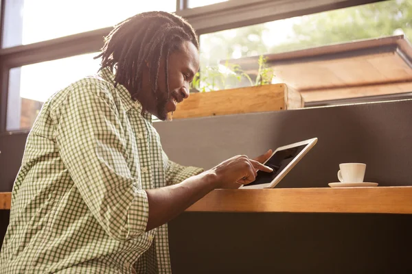 Man använder en Tablet PC sittande — Stockfoto