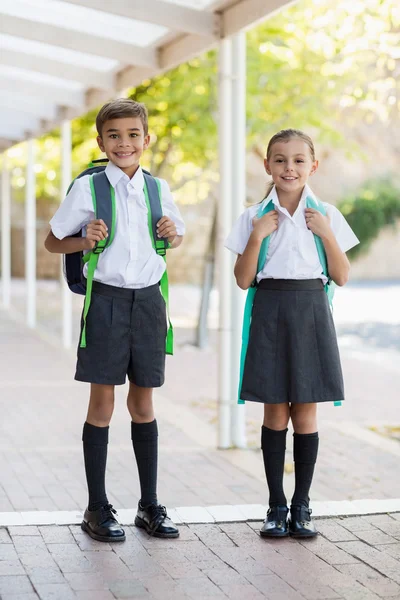 Niños de la escuela de pie en el pasillo — Foto de Stock