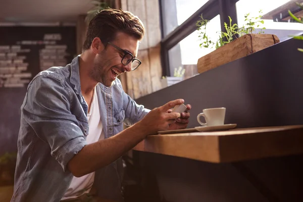 Man met smartphone — Stockfoto