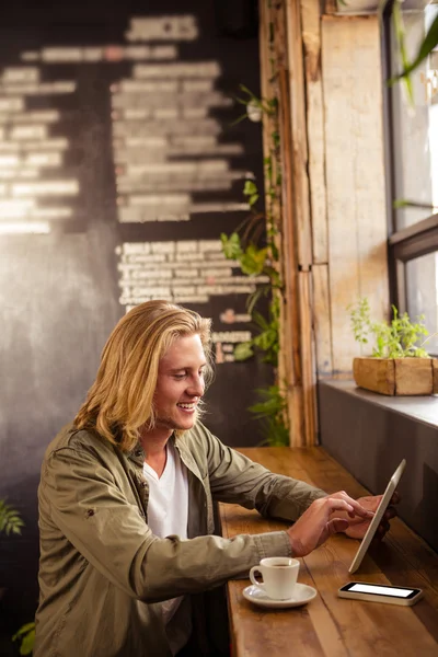 Homme utilisant une tablette à la cafétéria — Photo