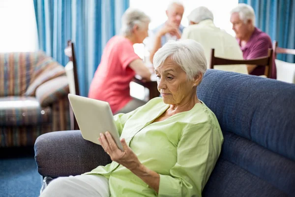 Mulher idosa usando um tablet — Fotografia de Stock