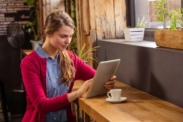 Femme utilisant un comprimé à la cafétéria — Photo