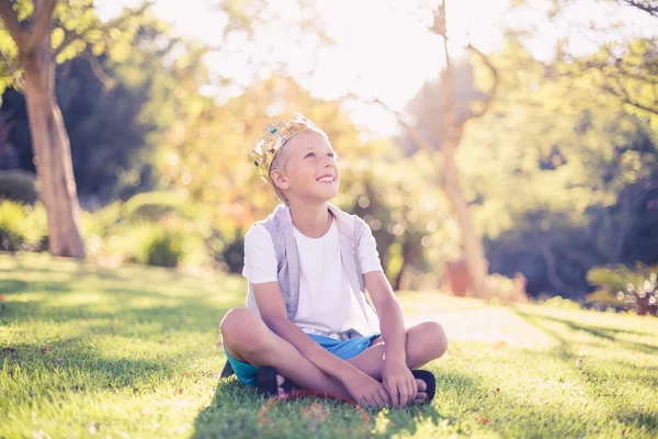 Parkta oturan genç çocuk — Stok fotoğraf