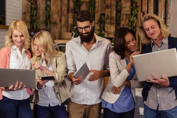 Equipo de hipsters con herramientas multimedia — Foto de Stock