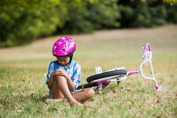 Girl after fallen from bicycle — Stock Photo, Image