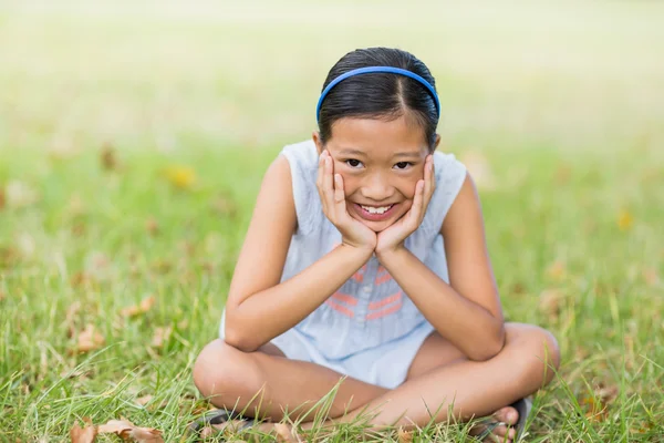 Ragazza seduta con faccia a mano — Foto Stock