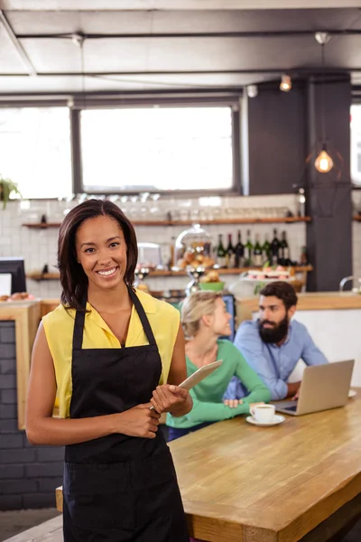 Serveerster houden van een tablet — Stockfoto