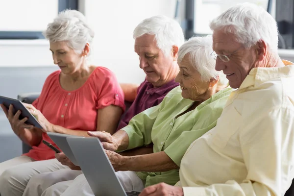 Seniors χρησιμοποιώντας δισκία — Φωτογραφία Αρχείου