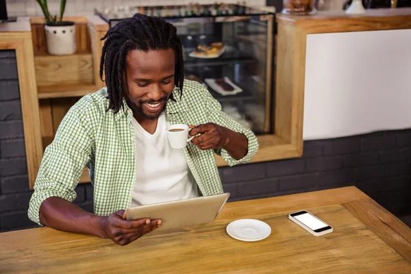 Hombre beber café y el uso de la tableta — Foto de Stock