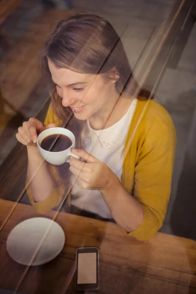 コーヒーを飲むカジュアルな女性 — ストック写真