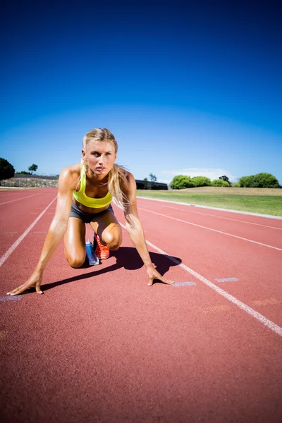 Kvinnliga idrottare redo att köras på löparbana — Stockfoto