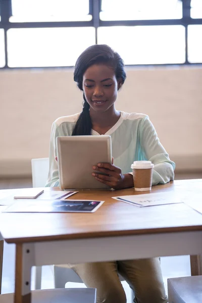 Empresária trabalhando em tablet — Fotografia de Stock