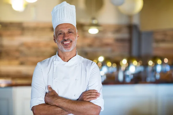 Chef de pie con los brazos cruzados — Foto de Stock