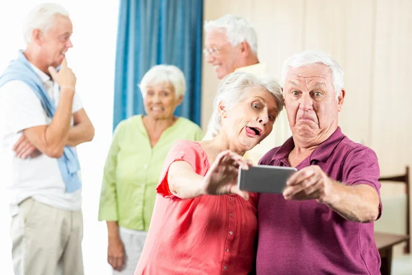 Anziani che si fanno un selfie — Foto Stock