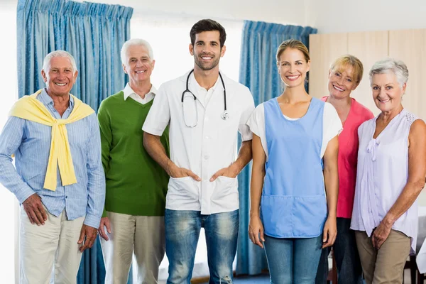 Nurse and seniors standing together — Stock Photo, Image