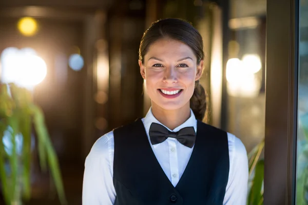 Smiling waitress standing in restaurant — Stock Photo, Image